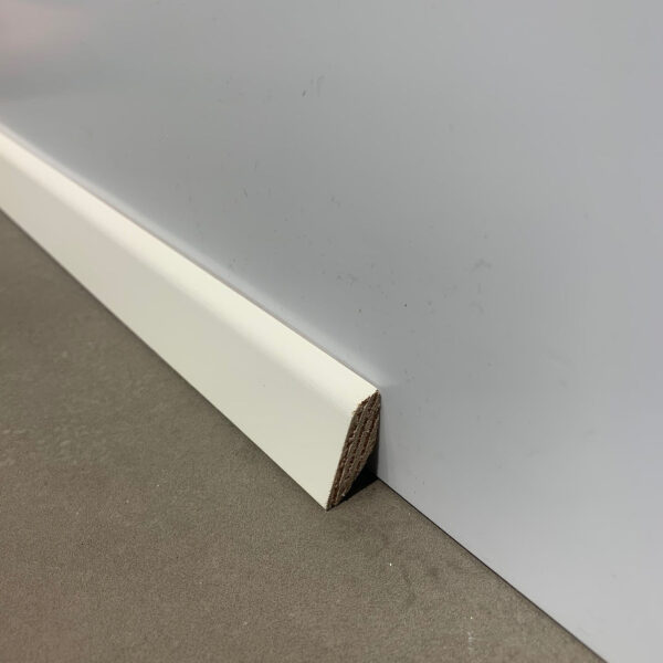 Hvítur 15x28 Gólflisti